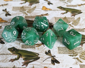 Jade Forest 7-delige dobbelstenenset: groene en witte hars DnD-dobbelstenen met zilveren lettertype