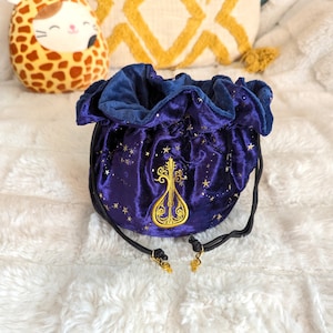 Bolsa de dados multibolsillo de Bardo. Almacenamiento portátil para dados y miniaturas de TTRPG. Bolsa de dados con bordado de laúd mágico en morado estrellado.