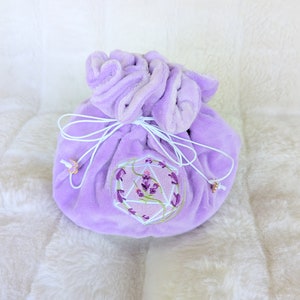 Bolsa de dados multibolsillos color lavanda. Almacenamiento portátil para dados y miniaturas de TTRPG. Bolsa de dados D20 con bordado floral en morado.