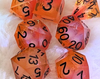 Set di dadi D&D in resina di fuoco liquido: dadi poliedrici con bordo affilato