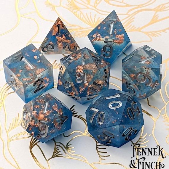 Cloud Palace DnD 7pc Dice Set, D&D dadi, Dungeons and Dragons, Table Top  Role Playing. Dadi in resina Sharp Edge con lamina, glitter -  Italia