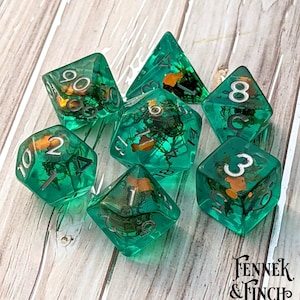Juego de dados Goldfish Pond, dados poliédricos TTRPG, dados D&D, Dungeons and Dragons, Table Top Role Playing. Resina de cerceta con pescado y plantas secas