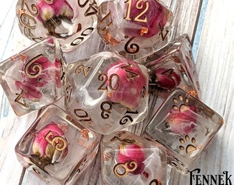 Set di dadi "Rosa Sussurrante". Veri boccioli di rosa essiccati in resina con nuvola di inchiostro bianco e lamina di rame. Set di 8 dadi poliedrici floreali.