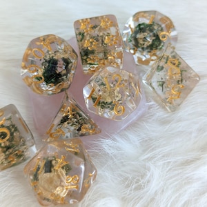 Moos und Gold DnD Würfel Set, polyedrische Würfel, D&D Würfel, Dungeons and Dragons, Table Top Rollenspiel. Echte getrocknete Pflanzen und Metallfolienwürfel