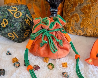 Bolsa de peluche con forma de calabaza para dados con bolsillos, color naranja y verde, con cordón ajustable, ideal para D&D y Halloween.