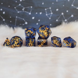 Mond und Sterne Würfelset, TTRPG Polyedrische Würfel, D & D Würfel, Dungeons and Dragons, Table Top Rollenspiel. Blaues Gießharz mit winzigen Sternen am Sternenhimmel