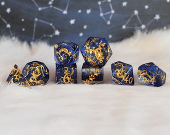 Ensemble de dés lune et étoiles, dés polyédriques TTRPG, dés D&D, donjons et dragons, jeux de rôle sur table. Résine bleue avec de petites étoiles du ciel nocturne