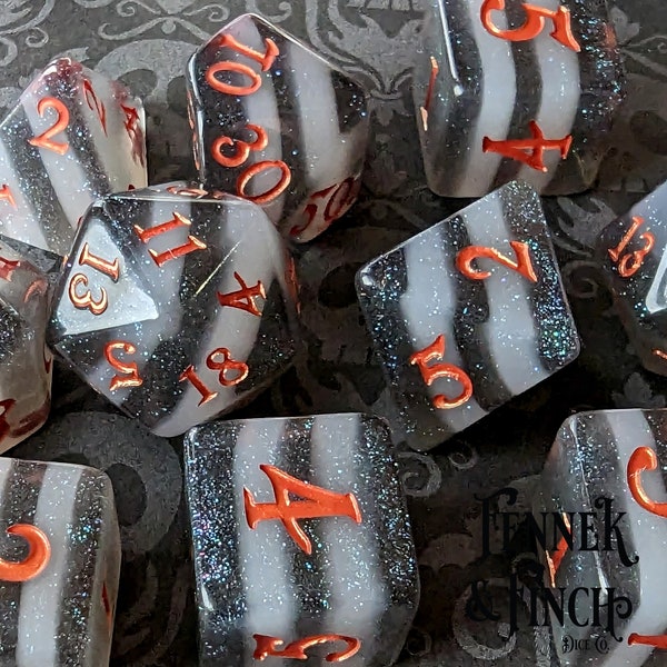 Dobbelstenenset: gotische strepen, zwart-wit veelvlakkig, koperlettertype, 11-delig: statementontwerp