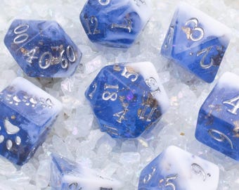 Juego de dados Snow Peak de 8 piezas en capas: poliédricos, de resina color bígaro y blanco con detalles en lámina dorada: diseño de fantasía.