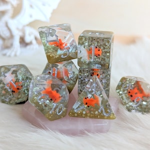 Juego de dados Fancy Goldfish - Dados de resina Dirty Pond, 8 piezas de dados TTRPG con minipez, fuente personalizada, dados DnD para RPG y MTG