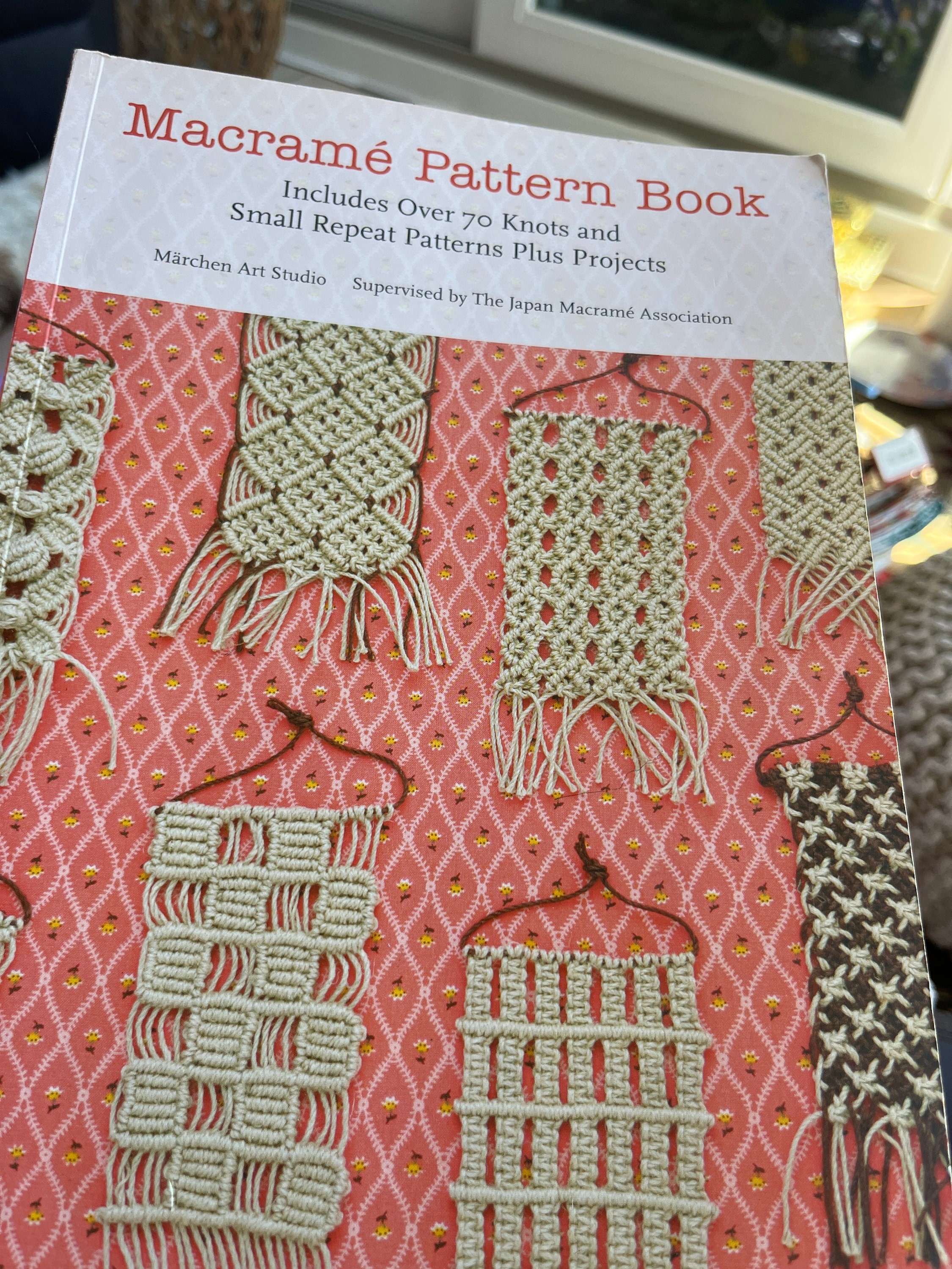 Macramé Pattern Book: Includes Over 70 Knots and Small Repeat Patterns Plus  Projects 