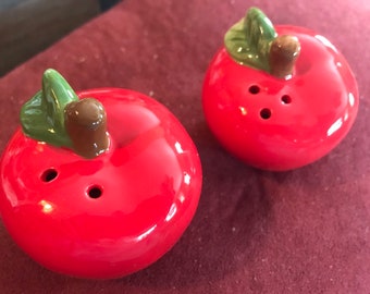 Red apple salt and pepper shakers,excellent condition,never used,measures 2.75"H 7.25"circumstance, base 1.25"x1.25"