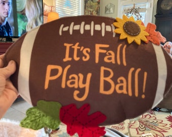 It’s fall play ball,door decor or wall decor,use inside or out,excellent condition,new,measures 15.25”W 11.75”H   From hanger 15”H