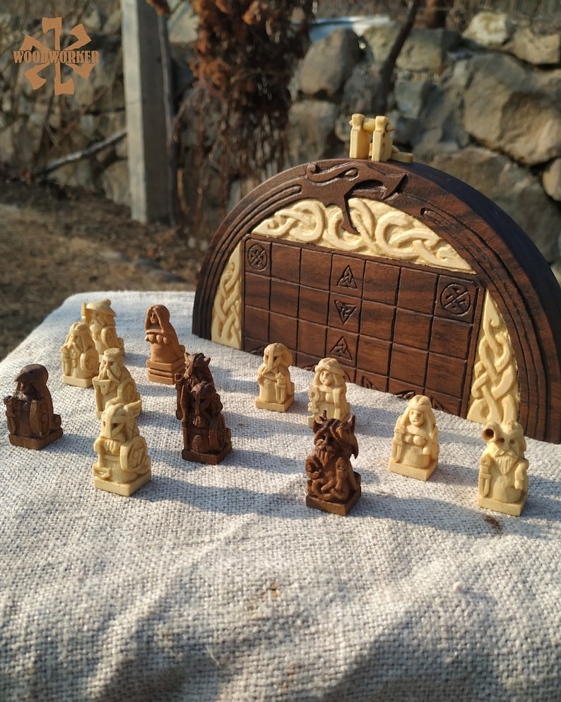 Puede incluir: Un juego de ajedrez de madera hecho a mano con piezas talladas intrincadamente y un tablero decorativo. Las piezas son en tonos de madera claros y oscuros, dispuestas en un tablero a cuadros. El juego presenta un dise&ntilde;o art&iacute;stico &uacute;nico.