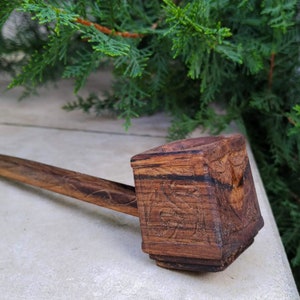 Pipe de noyer, pipe avec des ornements, pipe découpée, pipe de garde d'église