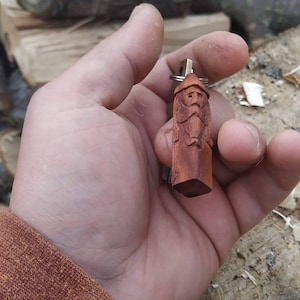 Handgemachter Odin Schlüsselanhänger aus Holz: