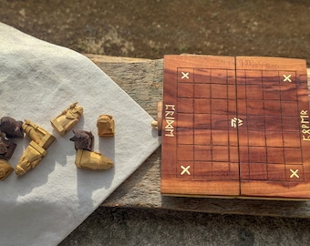 Juego Brandubh hecho a mano: antiguo juego de mesa irlandés con runas talladas