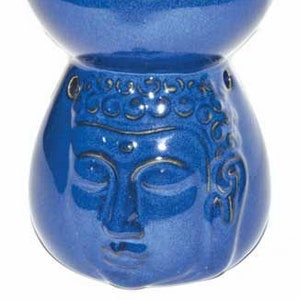 Puede incluir: Quemador de aceite de cerámica azul con forma de rostro de Buda. El quemador tiene un pequeño cuenco en la parte superior para fundir cera o aceites esenciales.
