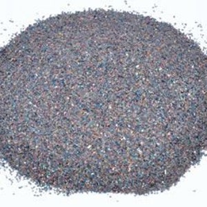 Puede incluir: Un montón de purpurina azul y morada iridiscente. La purpurina es fina y brillante.