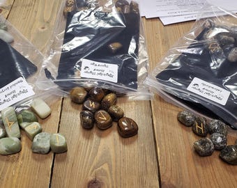 Runas grabadas con piedras preciosas variadas