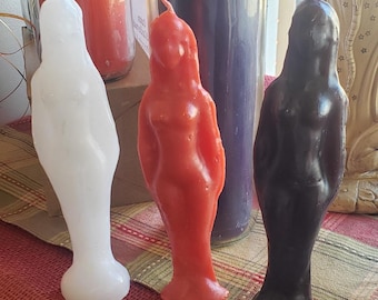 Surtido de velas con figuras metafísicas