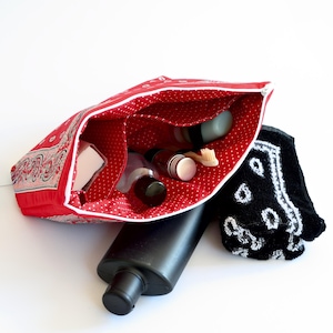 Grosser Kulturbeutel für auf Reisen, Kosmetiktasche XL aus Schweizer Bandana Stoff, wasserabweisende Reissverschlusstasche, Paisley