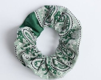 Scrunchie Glarner Tuch "Flaschengrün", Haargummi, Paisley Haarband, Baumwolle, Schweizer Souvenir, Haaraccessoires, Haarschmuck, Bandana