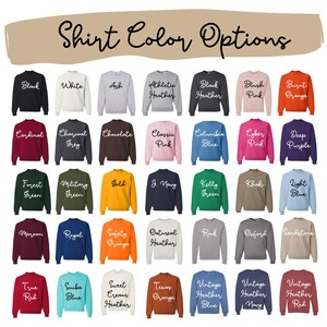 Puede incluir: Una carta de colores titulada Shirt Color Options que muestra treinta y cinco sudaderas de cuello redondo en varios tonos, incluyendo negro, blanco, gris, rosa, naranja, rojo, marr&oacute;n, azul y verde, con el nombre del color en cada prenda.