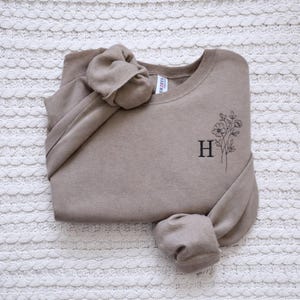 Embroidered Initial Sweatshirt, Personalized Sweatshirt, Floral Sweatshirt, Embroidered Sweatshirt, Monogrammed Sweatshirt, Bridesmaid Gift