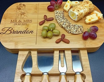 Plateau De Fromages Et Accessoires Personnalisés . Plateau de fromages personnalisé établi pour mariage. Cadeau d'anniversaire de mariage pour les couples. Cadeaux de mariage.