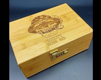 Personalisiertes Geschenk - Große Cannabis / Unkraut - Bambusholz-Versteckbox mit Kombischloss und Bambusrolltablett. Weed / Cannabis Zubehör 420