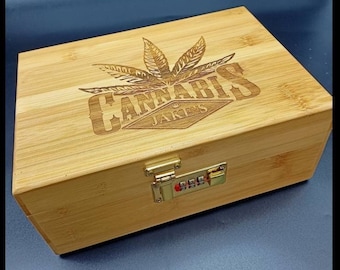 Cadeau personnalisé - Grande boîte de rangement en bois de cannabis / mauvaise herbe - avec cadenas à combinaison et plateau à roulettes en bambou. Accessoires pour cannabis / cannabis 420