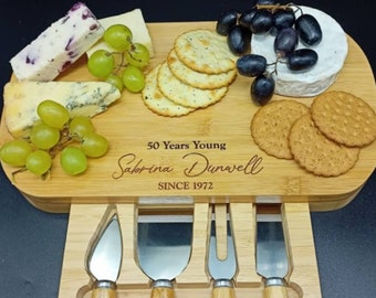 Cadeaux pour 50e anniversaire - Cadeau personnalisé - Plateau de fromages en bambou respectueux de l'environnement - Idées cadeaux pour 50e anniversaire - Gravure