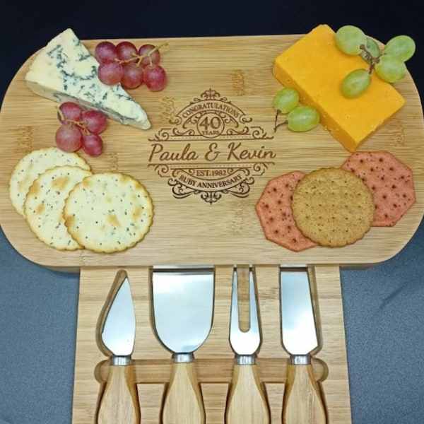 Cadeau d’anniversaire de mariage Ruby - Planche à fromage en bambou charcuterie personnalisée - Cadeau du 40e anniversaire de mariage