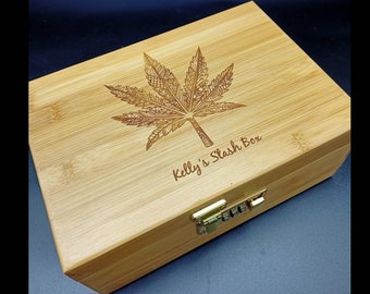 Personalisiertes Geschenk - Großes Cannabis / Weed - Bambusholz Stash Box mit Combo Lock & Bamboo Rolling Tray. Weed / Cannabis Zubehör 420