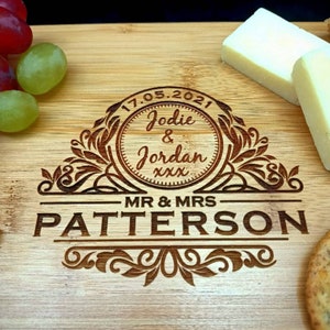 Peut inclure: Planche &agrave; d&eacute;couper en bambou personnalis&eacute;e avec le texte "17.05.2021 Jodie & Jordan xxx MR & MRS PATTERSON" grav&eacute; dans une police d&eacute;corative.