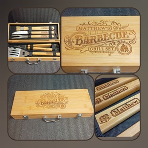 Puede incluir: Una caja de madera con asa y tapa con bisagras. La caja está grabada con el texto "Matthew's Barbecue Grill Set". La caja contiene un juego de herramientas para asar, que incluyen una espátula, pinzas y un cepillo.