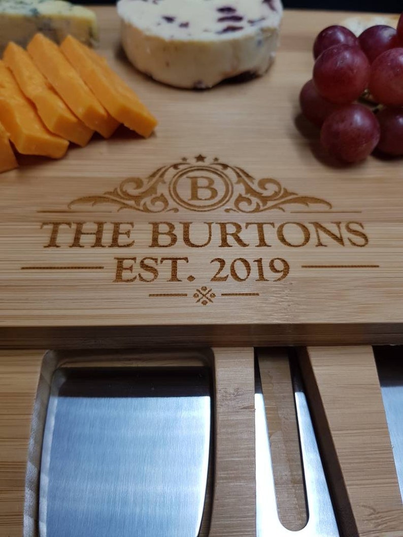 Peut inclure: Plateau &agrave; fromage en bambou personnalis&eacute; avec un monogramme "B" et le texte "The Burtons Est. 2019". Le plateau est dot&eacute; de quatre couteaux &agrave; fromage en acier inoxydable int&eacute;gr&eacute;s.
