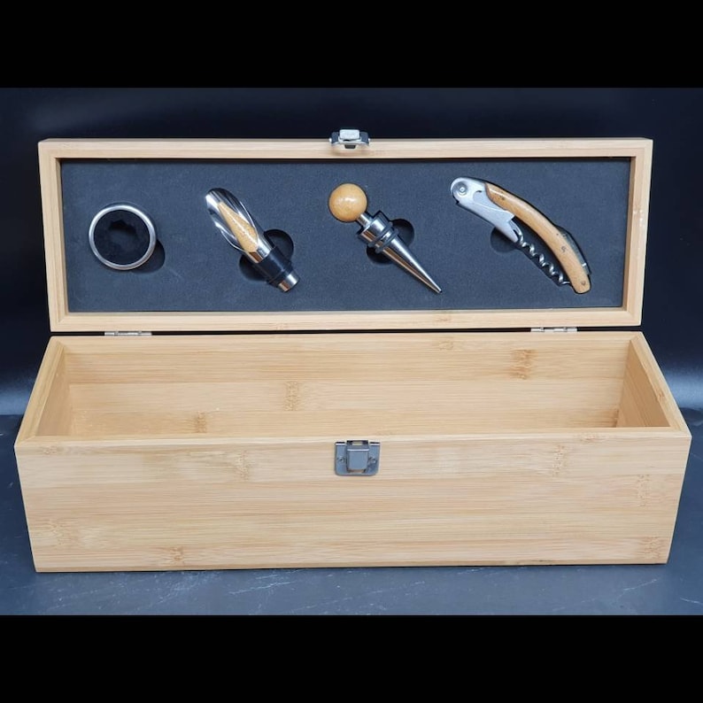 Cadeaux pour 60e anniversaire pour femmes/hommes. Boîte à vin personnalisée en bambou avec outils. Cadeaux pour maman/papa. Cadeau personnalisé / 60e anniversaire de papa image 4