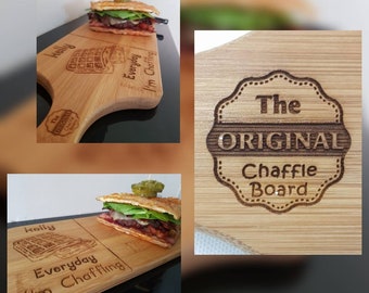 Tabla de chaffle, la tabla de recetas original de chaffle personalizado, tabla de remos personalizada que sirve tabla de rozaduras, tabla de servicio de rozaduras de bambú. Keto