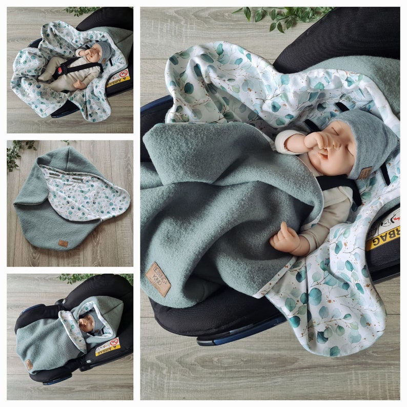 Pu&ograve; includere: Una copertina per seggiolino auto per neonati con un esterno in pile verde morbido e un interno bianco con un motivo a foglie di eucalipto. La copertina &egrave; mostrata in diverse posizioni, tra cui un bambino che dorme all'interno della copertina.