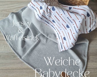 Couverture douce pour bébé, idéale pour le printemps et l'été. Couverture câline et réversible, parfaite pour la poussette. En jersey de coton gaufré.