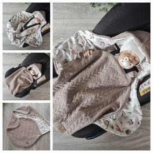 Peut inclure: Une couverture de siège auto pour bébé aux tons neutres. La couverture présente un motif matelassé et texturé de couleur marron clair, avec un intérieur à motifs représentant des animaux de la forêt. La couverture est conçue pour garder le bébé au chaud et à l'aise.