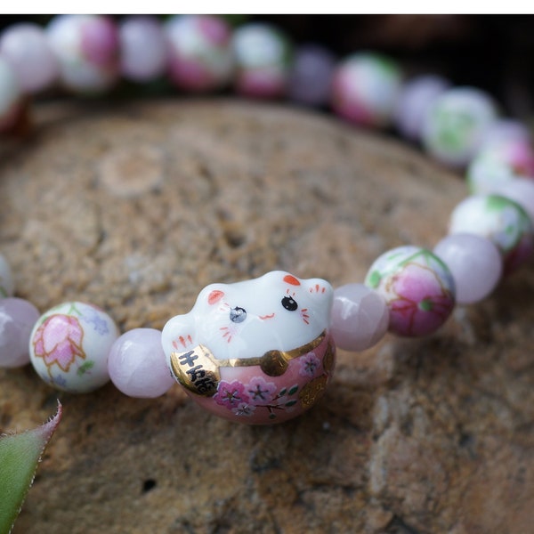 Bracelet Maneki Neko 2 pattes en l'air- rose - Sweet collection - Kunzite rose (6mm), perles en céramique-Chance et bonheur en amour