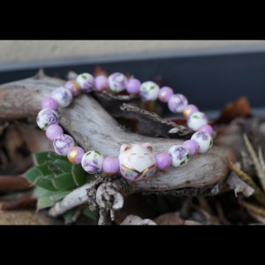 Purple "Maneki Neko" (Lucky Cat) bracelet - Purple and gold mountain jade (6mm beads) and ceramic (8mm) - Luck, lucky charm