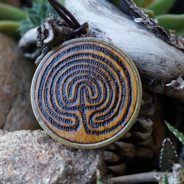 Pendentif rond en bois et bronze "Labyrinthe druidique" - 40mm -