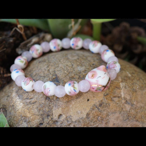 Bracelet "Maneki Neko" ( Lucky Cat )  rose - Quartz rose (perles de 6mm) et perles en céramique-  Amour, douceur, porte-bonheur -