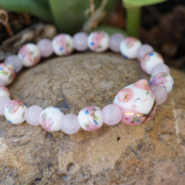 Bracelet "Maneki Neko" ( Lucky Cat )  rose - Quartz rose (perles de 6mm) et perles en céramique-  Amour, douceur, porte-bonheur -