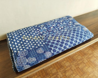 Könnte beinhalten: Gefaltete blau-weiß gemusterte Steppdecke mit verschiedenen Designs, darunter Punkte, Wirbel und florale Muster. Die Steppdecke ist aus weichem Stoff gefertigt und liegt ordentlich auf einer Holzoberfläche. Der Text "ruhani crafts" ist sichtbar.