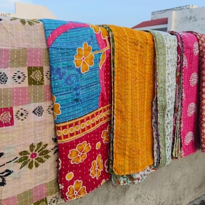 Lote de edredón Kantha de algodón estampado colorido: manta reversible vintage india, tamaño individual.